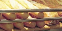 Estante de panes frescos