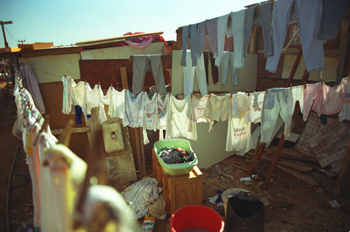 Ropa tendida, favela de Sao Paulo, Brasil