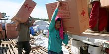 Cargando camiones de Cruz Roja, Melaboh, Sumatra, Indonesia