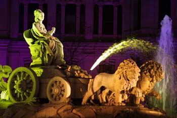 Iluminación de la fuente de Cibeles con motivo de la Boda Real