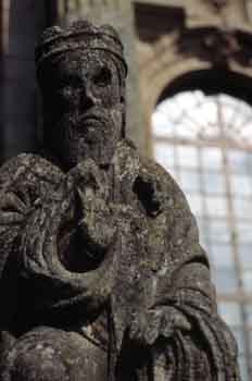 Estatuilla frente a la Catedral de Santiago de Compostela, Santi