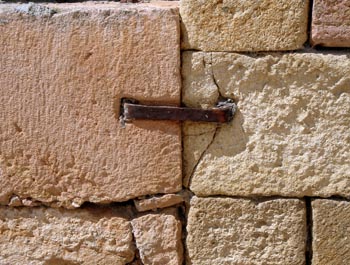 Grapa de sujeción de muro