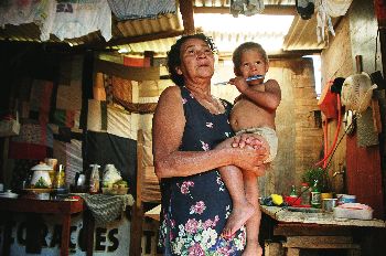 Abuela con su nieto en los brazos, favelas de Sao Paulo, Brasil