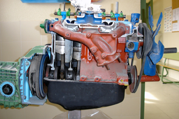 Motor de gasolina. Sección y detalle del conjunto biela-pistón
