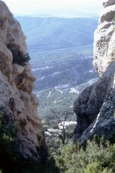 Vista del valle de Guara entre rocas
