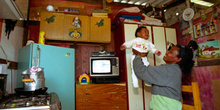Mujer con su bebé, favelas de Sao Paulo, Brasil