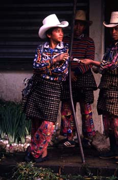 Jóvenes con vestimenta tradicional en Sololá, Guatemala