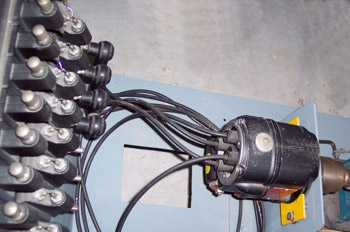 Arco eléctrico producido por un magneto en una máquina de prueba