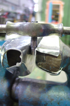 Operación de roscado con terraja.