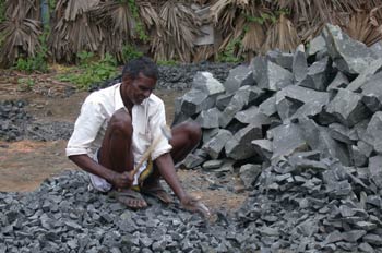 Hombre picando piedras