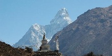 Templo stupa con Ama Dablam