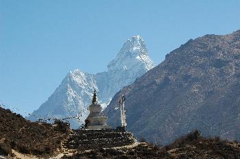 Templo stupa con Ama Dablam