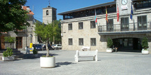 Ayuntamiento, plaza y campanario de iglesia en Colmenarejo