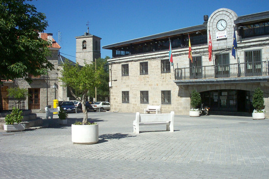 Ayuntamiento, plaza y campanario de iglesia en Colmenarejo