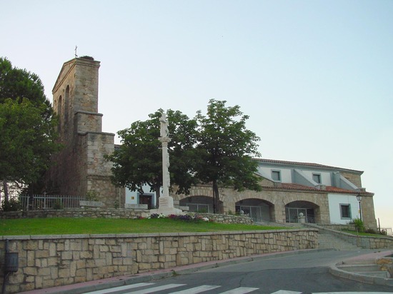 Iglesia de de la Asunción y Cruceiro en Pelayos de la Presa