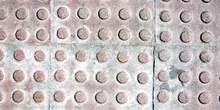 Baldosas con relieve para invidentes