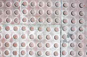 Baldosas con relieve para invidentes