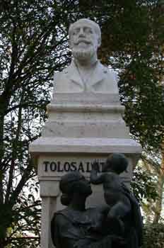 Monumento al pediátra Don Manuel Tolosa Latour