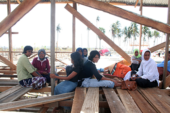 Mujeres esperando ayuda, Campamento liengke, Sumatra, Indonesia