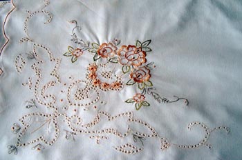 Tejido bordado a festón