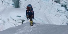 Escaladores subiendo una cresta de nieve
