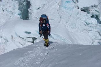 Escaladores subiendo una cresta de nieve
