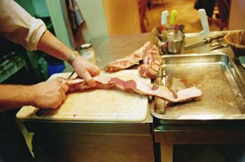 Preparando un pincho de carne en un restaurante