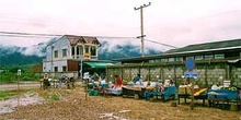 Mercado en estación de autobuses del norte, Laos