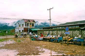 Mercado en estación de autobuses del norte, Laos