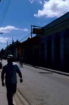 Hombre paseando, Cuba