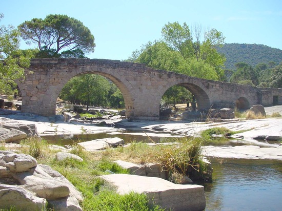 Puente romano sobre el río Cofio en Valdemaqueda