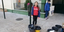 Litter Less Campaign_Masa de las papeleras de clase   2