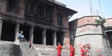 Señoras en la ciudad de los muertos, Katmandú, Nepal
