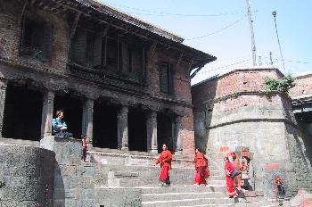 Señoras en la ciudad de los muertos, Katmandú, Nepal