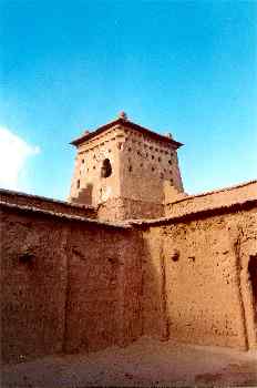 Patio interior elevado de una fortaleza de adobe, Marruecos