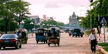 Avenida de acceso al Patuxai. Suelo de hormigón, Laos