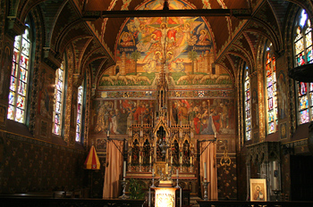 Interior de la Basílica de la Santa Sangre, Brujas, Bélgica