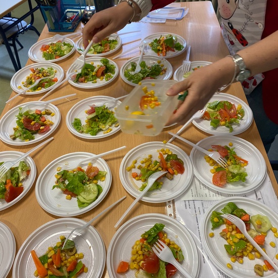 COSECHA DE LECHUGA DEL HUERTO Y COMIDA EN LA CLASE 13