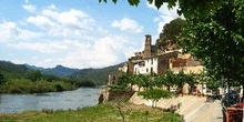 Río Ebro con el pueblo Miravet en el fondo, Tarragona