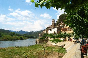 Río Ebro con el pueblo Miravet en el fondo, Tarragona