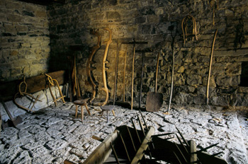 Casa de campesinos (s.XIX): Cuadra con aperos de labranza, Museo
