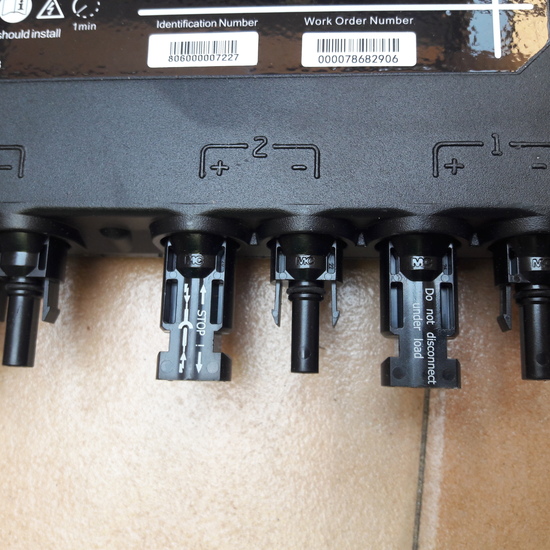 Microinversor AP Systems QS1: detalle de conectores de paneles solares