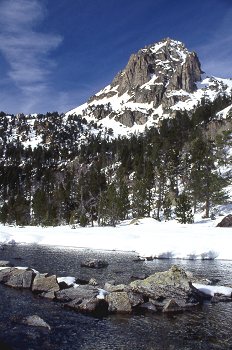 Río en Aiguestortes, Cataluña