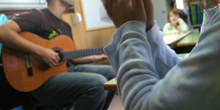 Tocando la guitarra