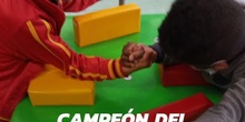 LUCHA DE BRAZOS EN EL COLEGIO