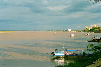 Vistas del puerto de Phnom Penh, Camboya