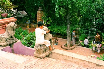 Escena cotidiana en templo camboyano, Phnom Penh, Tailandia
