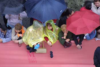 Público asistente al recorrido de la Boda Real