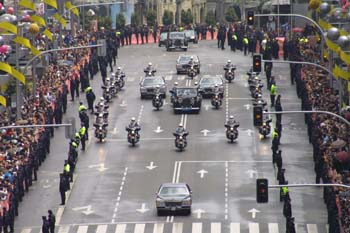 Coche Oficial escoltado por motoristas