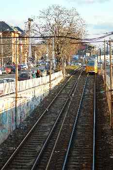 Vías con tranvía al fondo, Budapest, Hungría